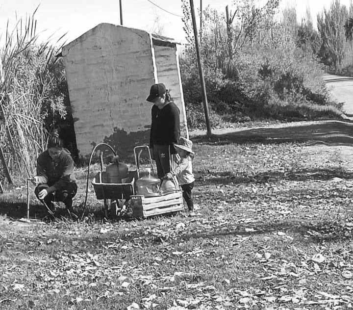 Sobrevivir sin agua , el reclamo de vecinos del paraje "Los Coroneles" 